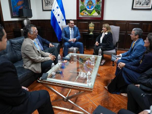 El presidente del Congreso Nacional, Tomás Zambrano, recibió a la delegación del Grupo Mariposa de Guatemala, que reafirmó su compromiso de invertir y generar empleo en Honduras.