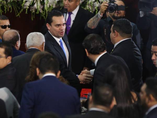 El presidente del Congreso Nacional, Tomás Zambrano (al centro en la fotografía), durante una sesión legislativa.