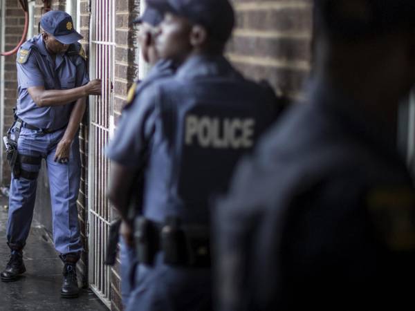 La policía sudafricana ha establecido cuotas estrictas de arrestos. Una redada en Pretoria en 2017.