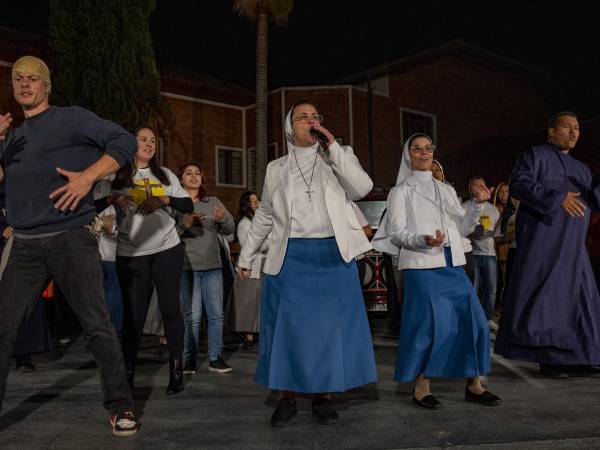 Las monjas estrella de Brasil con su grupo de bailarinas con hábitos, cruces y velos.