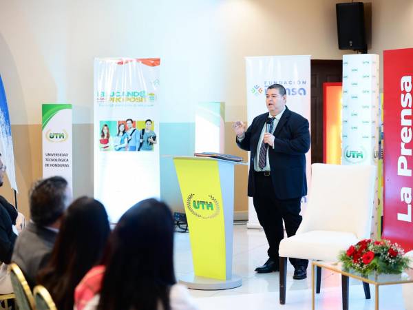 El periodista Nelson García, jefe de Redacción de LA PRENSA, durante la ceremonia del lanzamiento de Mente Sana.