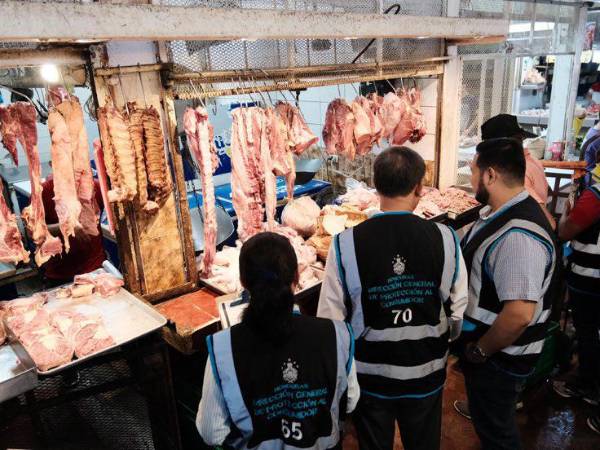 Personal de la Secretaría de Desarrollo Económico realizan inspecciones en mercados sampedranos.