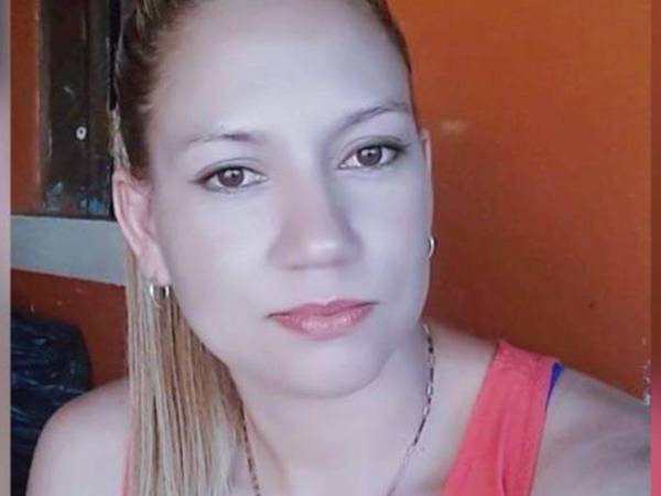 El cuerpo de Marlenis Flores Matute fue trasladado a la morgue de Tegucigalpa tras supuestamente ser lanzada desde un carro en marcha en la carretera hacia el municipio de El Porvenir, Francisco Morazán.