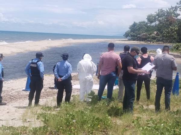 Personal de medicina forense y de la Policía en la exhumación del cadáver del joven, Xavier García Arriola.