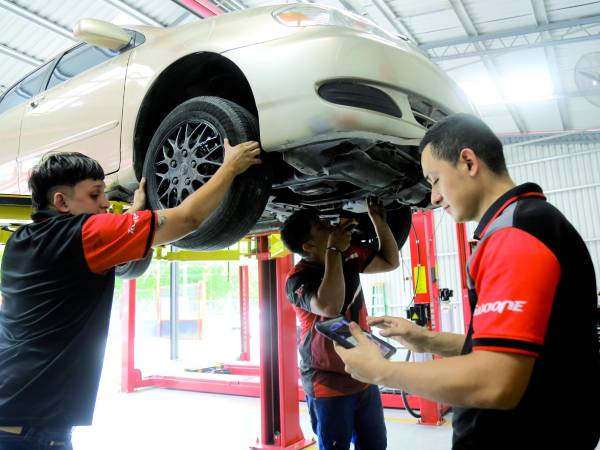 <b>En San Pedro Sula el número de talleres y lubricentros ha aumentado, ya que el parque vehicular es de más de 300 mil vehículos. Foto: M. Cubas.</b>