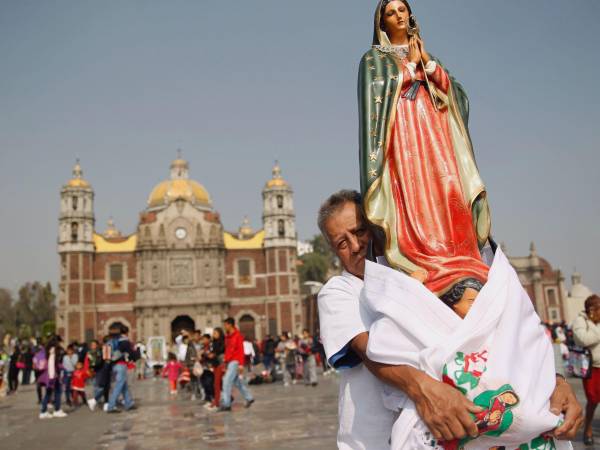 Cientos de personas llegan a las inmediaciones de la Basílica de Santa María de Guadalupe, en Ciudad de México Foto: EFE