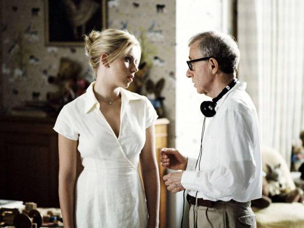 El cineasta Woody Allen dirige a Scarlett Johansson en una escena de la película Match Point.