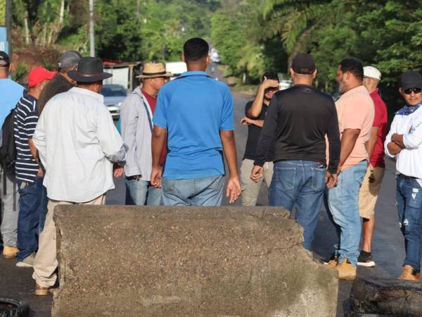 Pobladores de Colón se tomaron la carretera CA-13.