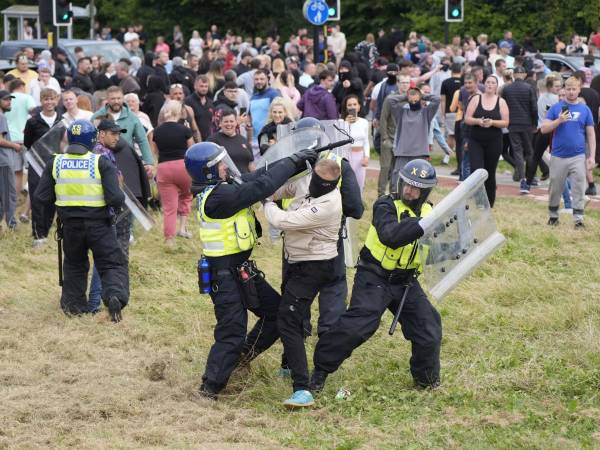 Un motín antiinmigración en Rotherham, Inglaterra, donde se atacó un hotel que albergaba a migrantes.