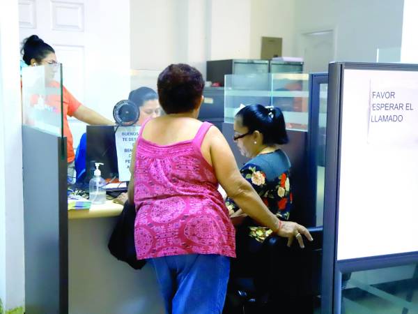 <b>Ciudadana es atendida en la ventanilla de cambio de domicilio. Foto: Franklyn Muñoz.</b>