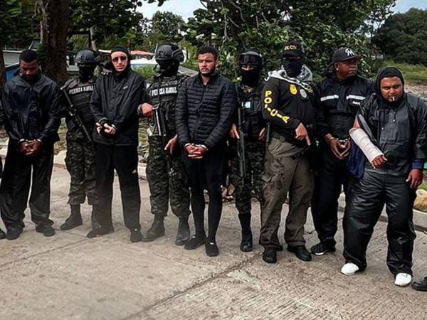 Cien fardos de supuesta cocaína fueron incautados este fin de semana cuando eran transportados en lanchas tipo “Go fast” en el Caribe hondureño, informó el ministro de Defensa, José Manuel Zelaya Rosales.