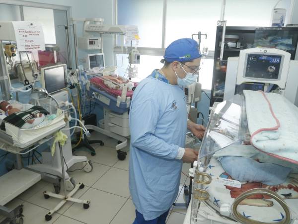 El doctor Gamaliel Ferrufino, neonatólogo del hospital Mario Rivas, visita a uno de los trillizos.