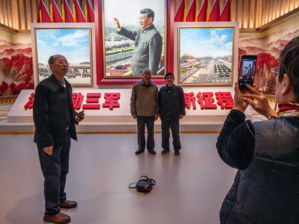 Xi Jinping lleva mucho tiempo intentando erradicar la corrupción en el Ejército. Un retrato de Xi en un museo. (Gilles Sabrié para The New York Times)