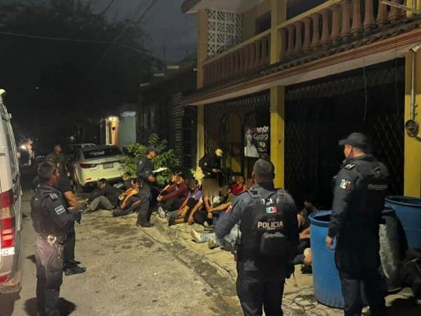 Hallan a migrantes hondureños hacinados en una casa en México