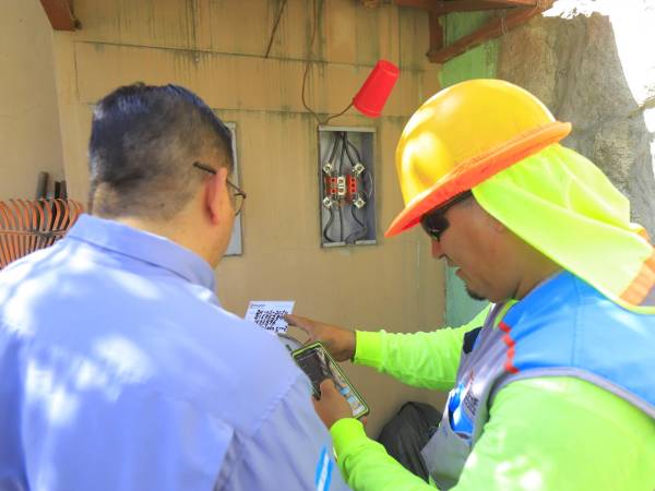 El ministro de Energía, Erick Tejada, supervisa un operativo de revisión de contadores. Foto: Melvin Cubas.
