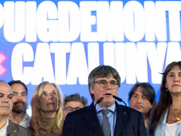 El exiliado líder Puigdemont espera la ley de amnistía para buscar gobernar Cataluña tras quedar en segunda posición.