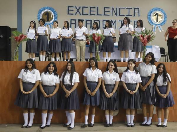 Después de un nuevo año lectivo de esfuerzo y sacrificios, un grupo de estudiantes del José Trinidad Reyes (JTR), recibieron reconocimientos y distinciones honoríficas por sus excelencia académica.