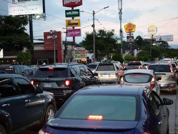 Tráfico en San Pedro Sula | Fotografía de archivo