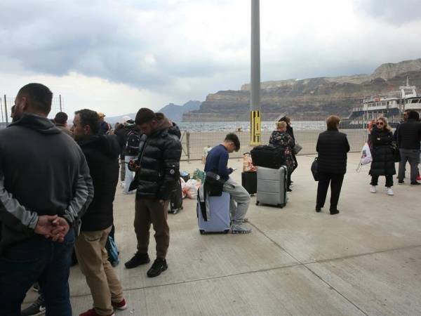 Unas 11,000 personas han abandonado hasta ahora la isla griega de Santorini, en el mar Egeo, debido a los constantes sismos -de hasta 5 de magnitud- que siguen sacudiendo la región desde hace casi dos semanas, mientras que el Gobierno helénico ha reforzado los equipos de emergencia en la zona.