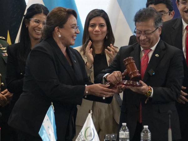 La presidenta de Honduras, Xiomara Castro (i), entrega a su homólogo colombiano, Gustavo Petro, el testigo de la presidencia pro témpore de la Comunidad de Estados Latinoamericanos y Caribeños (Celac) este miércoles, en Tegucigalpa (Honduras).