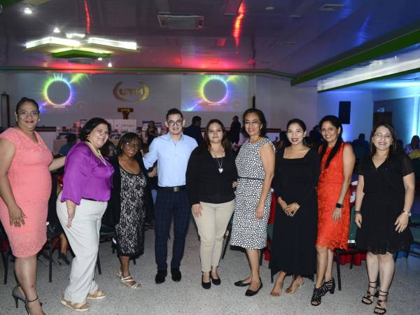 Los docentes celebraron en comunión su fecha festiva, gracias a la UTH.