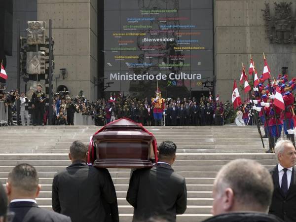 Fujimori es despedido por miles de sus seguidores en Lima, Perú.