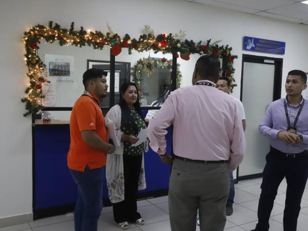 La vocal del Colegio de Abogados, Marilú Torres, y el jefe de cobranza de esa organización, Teodoro Cerrato, llegaron a los tribunales a informarle a los profesionales del derecho sobre las formas de pago si tienen mora.