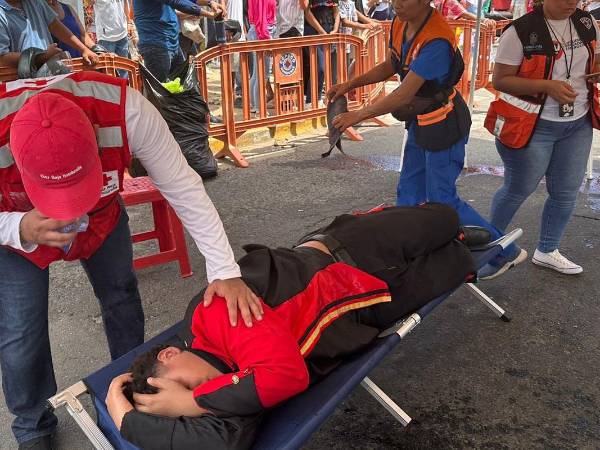 Altas temperaturas en desfiles: 20 desmayados por golpe de calor