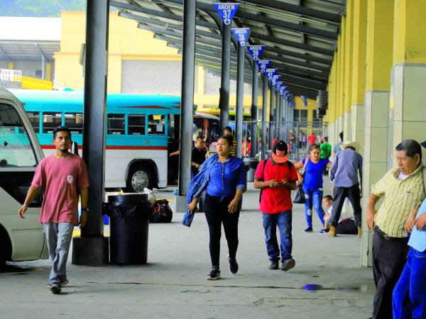 Unidades del transporte en la central de buses.