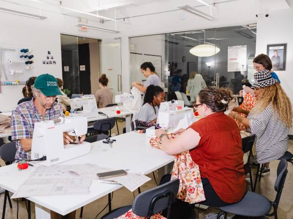 El Centro de Costura de NY ocupa dos pisos de un edificio en Manhattan, con una segunda sucursal en Brooklyn. (Lanna Apisukh para The New York Times)