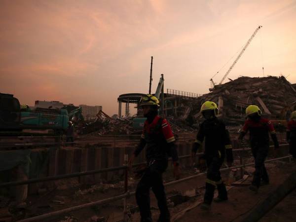 Cientos de rescatistas procedentes de varios países comenzaron el domingo a buscar supervivientes en las regiones más afectadas por el terremoto de magnitud 7,7 registrado el viernes en Birmania (Myanmar), donde los balances oficiales aún provisionales hablan de 1.600 muertos.