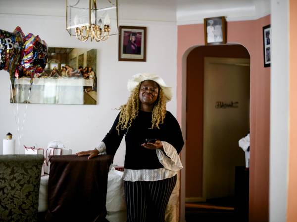 Delphine Collins usa una app con funciones de IA llamada Bible Chat: Daily Devotional.