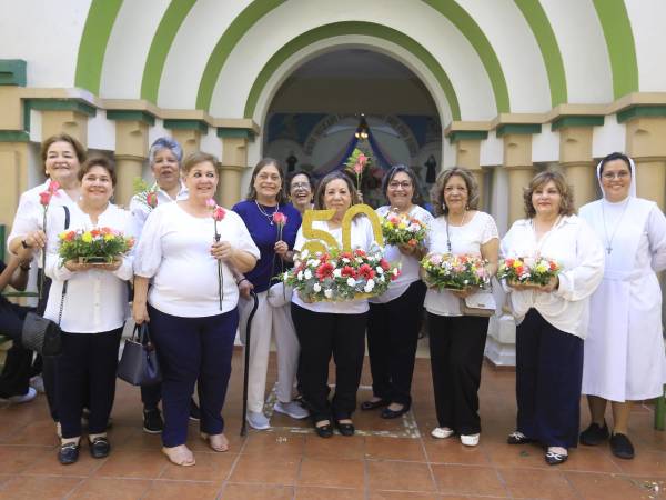Este domingo 24 de mayo, las autoridades del Instituto María Auxiliadora junto a las alumnas, exalumnas y sus familiares celebraron con devoción el Día de la Virgen María Auxiliadora en una jornada cargada de emociones, abrazos y momentos que quedaron guardados en el corazón.