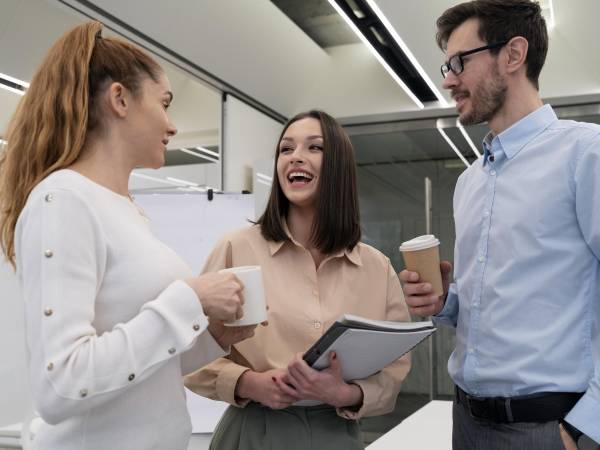 Intente acercarse por medio de otros compañeros para que el momento sea más natural.