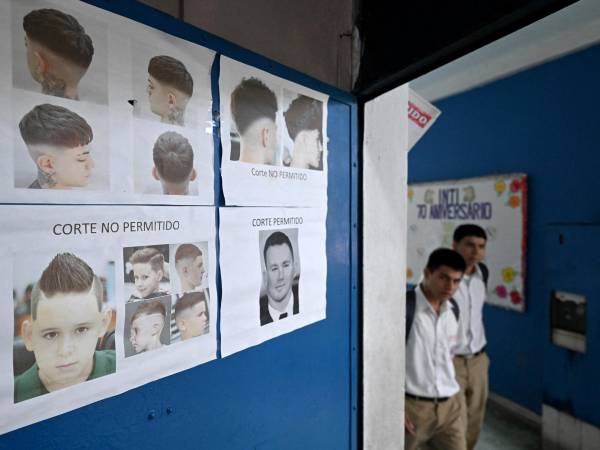 Pósters indican cortes de pelo permitidos y prohibidos en una escuela pública en San Salvador. (Marvin Recinos/Agence France-Presse — Getty Images)