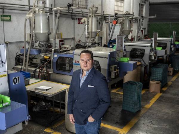 Jorge H. Martínez, dueño de Micro Partes, empresa mexicana que fabrica piezas para líneas de producción.