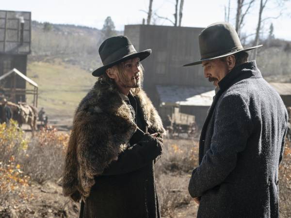 Kevin Costner (izq.) buscó con “Horizon: An American Saga — Capítulo 1” atraer al público del corazón de EU.