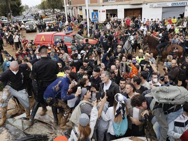 El rey Felipe VI fue recibido con insultos y gritos en una de las comunidades afectadas por las inundaciones en Valencia.