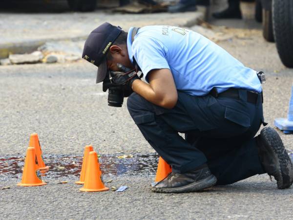 Un agente de investigación de la Policía Nacional en una escena del crimen.