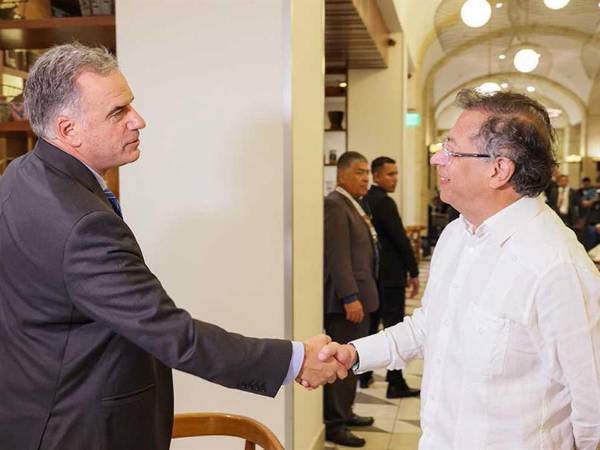 Fotografía cedida por la Presidencia de Colombia del mandatario colombiano, Gustavo Petro (d) saludando al presidente de Uruguay, Yamandú Orsi, durante un encuentro este martes, en Tegucigalpa (Honduras).