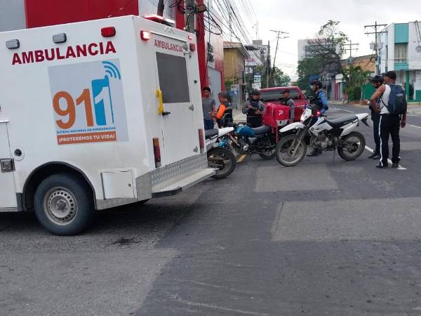 Una ambulancia del 911 llegó a dar los primeros auxilios.