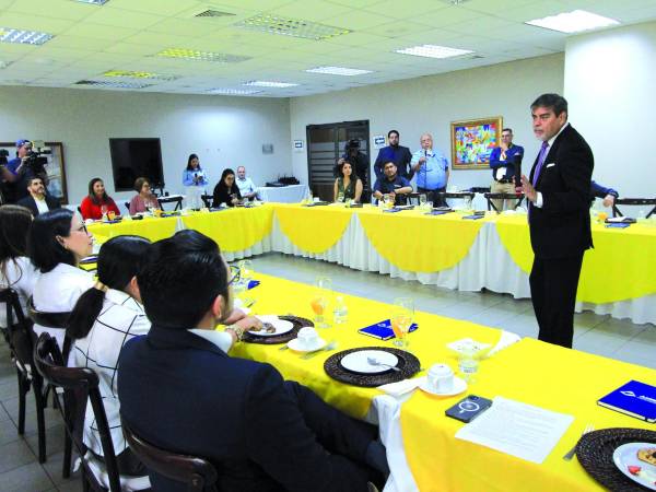 Asistentes al conversatorio “Herramientas financieras de impulso a la economía” auspiciado por la Asociación Hondureña de Instituciones Bancarias.