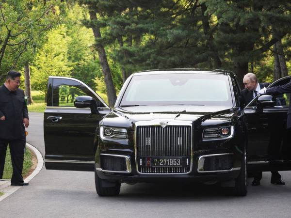 Vladimir Putin le regaló una lujosa limusina Aurus al líder norcoreano Kim Jong Un durante la visita de Estado del mandatario ruso a Pyongyang.