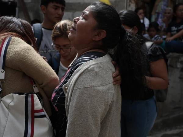 Familiares de las víctimas identificaron sus cuerpos en una morgue improvisada cerca del lugar del accidente.