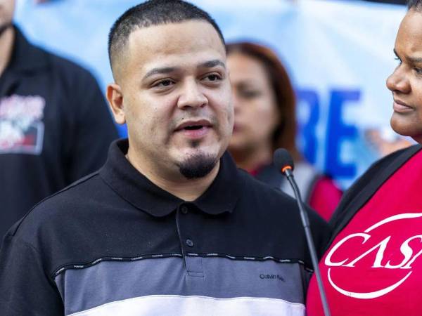 El migrante salvadoreño, Kilmar Ábrego, fue liberado de prisión en EEUU y luego recluido bajo custodia del ICE.