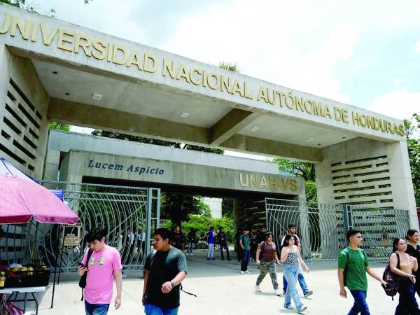 Fotografía muestra la entrada principal al campus Unah-Cortés.