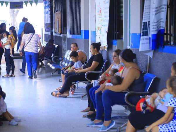 Madres de pacientes aguardan turno en el centro de salud Miguel Paz Barahona.