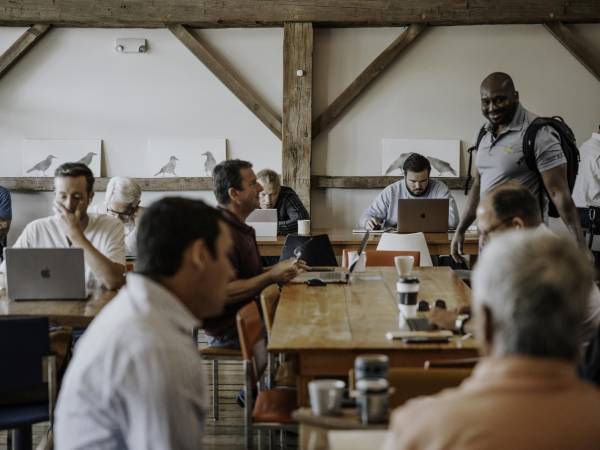 Un programa de incentivos ha llevado a 3 mil 300 empleados remotos a Tulsa, Oklahoma. Trabajadores en un café allí.