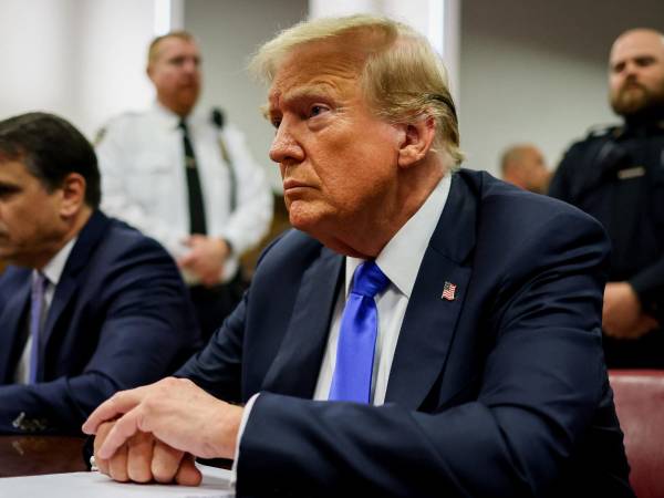 Trump regresó hoy a una corte en Nueva York para esperar el veredicto del jurado en el juicio en su contra.