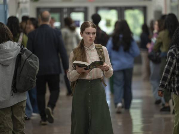 Este mes, las plataformas llegan llenas de historias oscuras, criaturas marinas, brujas, asesinos seriales, hoteles embrujados y, por supuesto, una nueva versión de “Carrie” para quienes quieren pasar todo el mes en suspenso. Definivamente, este último es el estreno más esperado en octubre. La nueva adaptación de la novela de Stephen King llega a Prime Video este miércoles 7 de octubre con ocho capítulos. Esta producción representa la primera adaptación televisiva en formato de serie de la novela de 1974, aquí todo vuelve a sentarse en Carrie White una adolescente que ha crecido bajo la estricta protección de su madre. Sin embargo, tras la muerte de su padre, la joven deberá enfrentarse al ambiente de una escuela pública, donde queda atrapada en una situación de acoso que termina convirtiéndose en un escándalo viral. Al mismo tiempo, comienza a descubrir que posee poderes telequinéticos, mientras la presión de su entorno y los conflictos de su adolescencia aumentan.